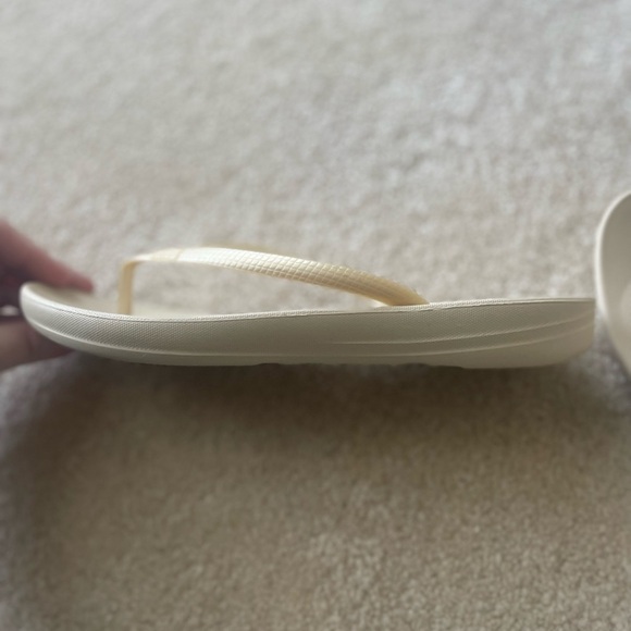 Fitflop creamy-gold comfort flip flops. Women size 9. - Picture 5 of 9